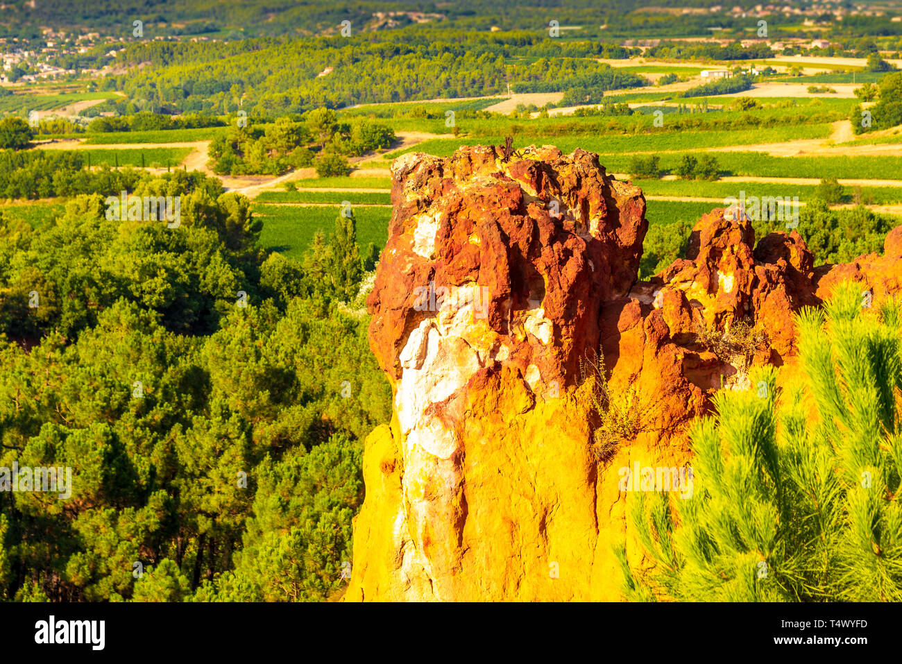 ROUSSILLION, Frankreich/August 16, 2016: Ein Blick auf die ockerfarbenen Klippen von Roussillon, geordnet als eines der schönsten Dörfer von Frankreich Stockfoto