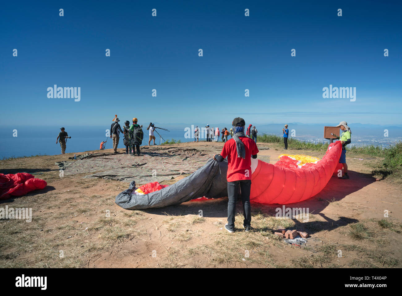 Fliegen Paragliding auf Son Tra Berg. Dies ist eine regelmäßige Aktivität von Fallschirm flying club Stockfoto