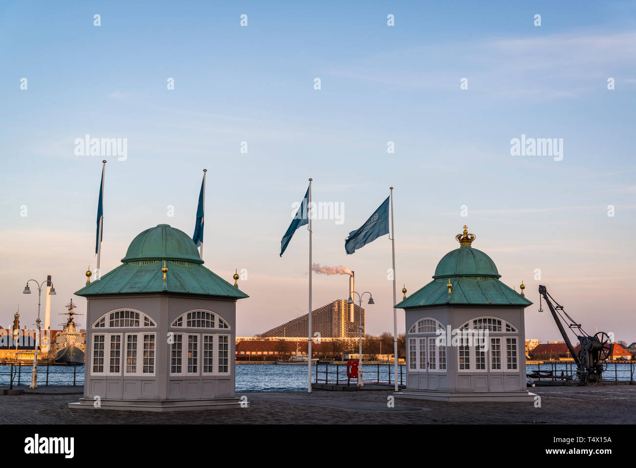 Royal Pavillons und Amager Bakke Werk auf der gegenüberliegenden Bank, Kopenhagen, Dänemark Stockfoto