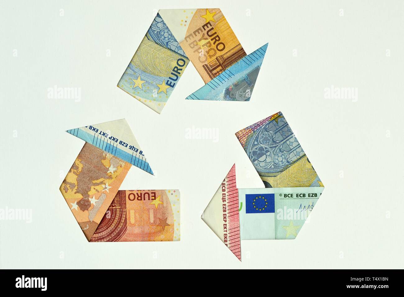 Papierkorb Symbol mit Euro-banknoten - Ökologie und Recycling Konzept Stockfoto