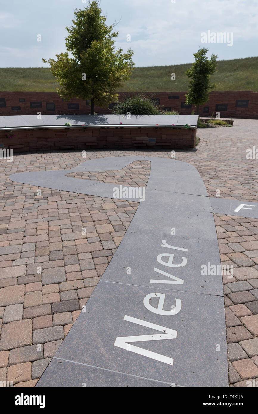 Die Gedenkstatte Fur Die Opfer Der Columbine High School Massenerschiessungen In Littleton Colorado Das Denkmal Ehrt Die 12 Schuler Und Ein Lehrer Am 20 April Getotet 1999 Von Shootern Eric Harris Und
