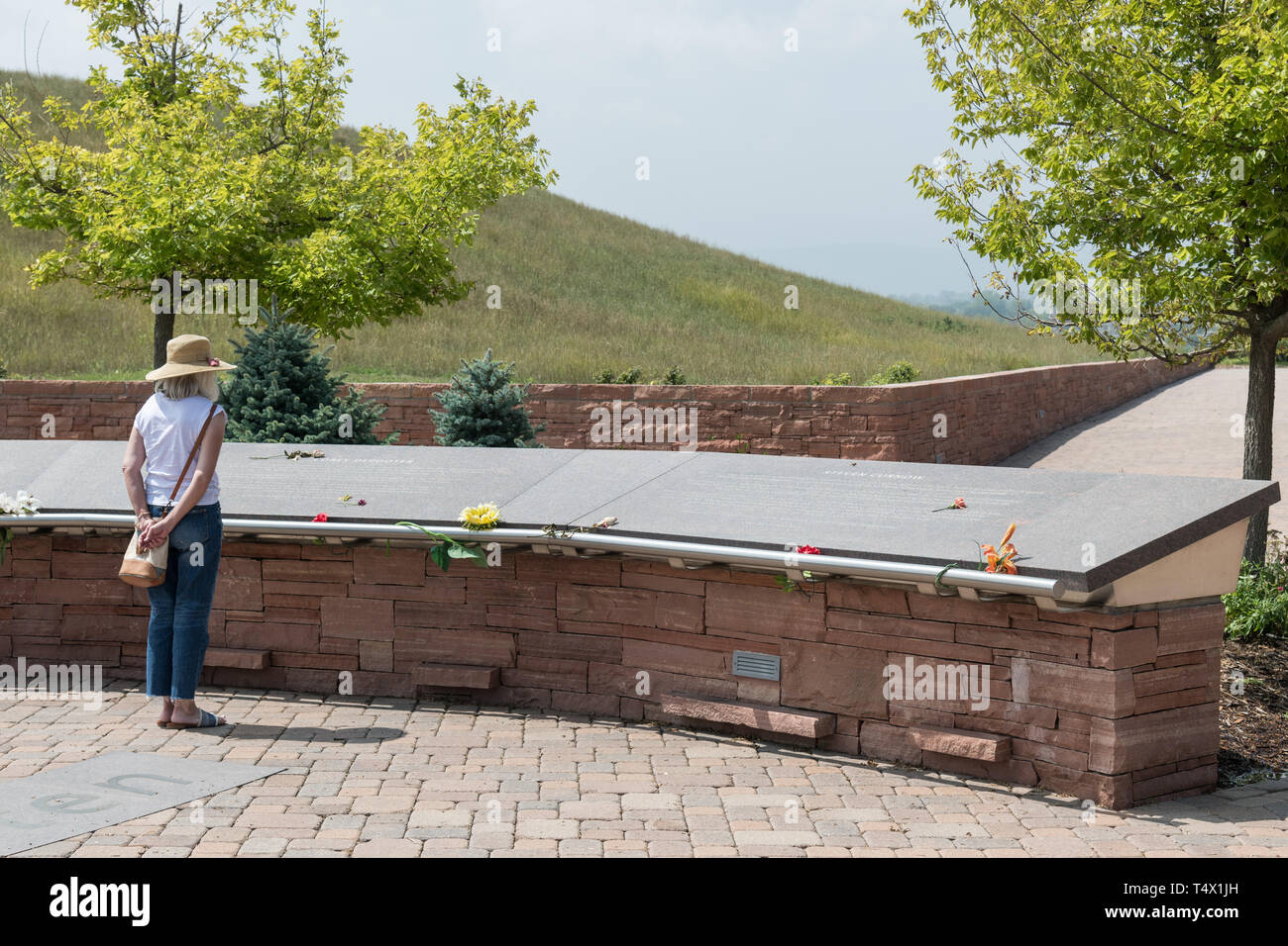 Eine Frau, die Aussicht auf das Mahnmal für die Opfer der Columbine High School Massenerschießungen in Littleton, Colorado. Das Denkmal ehrt die 12 Schüler und ein Lehrer am 20. April getötet, 1999 von shootern Eric Harris und Dylan Klebold, die dann ihr eigenes Leben nahm. Stockfoto