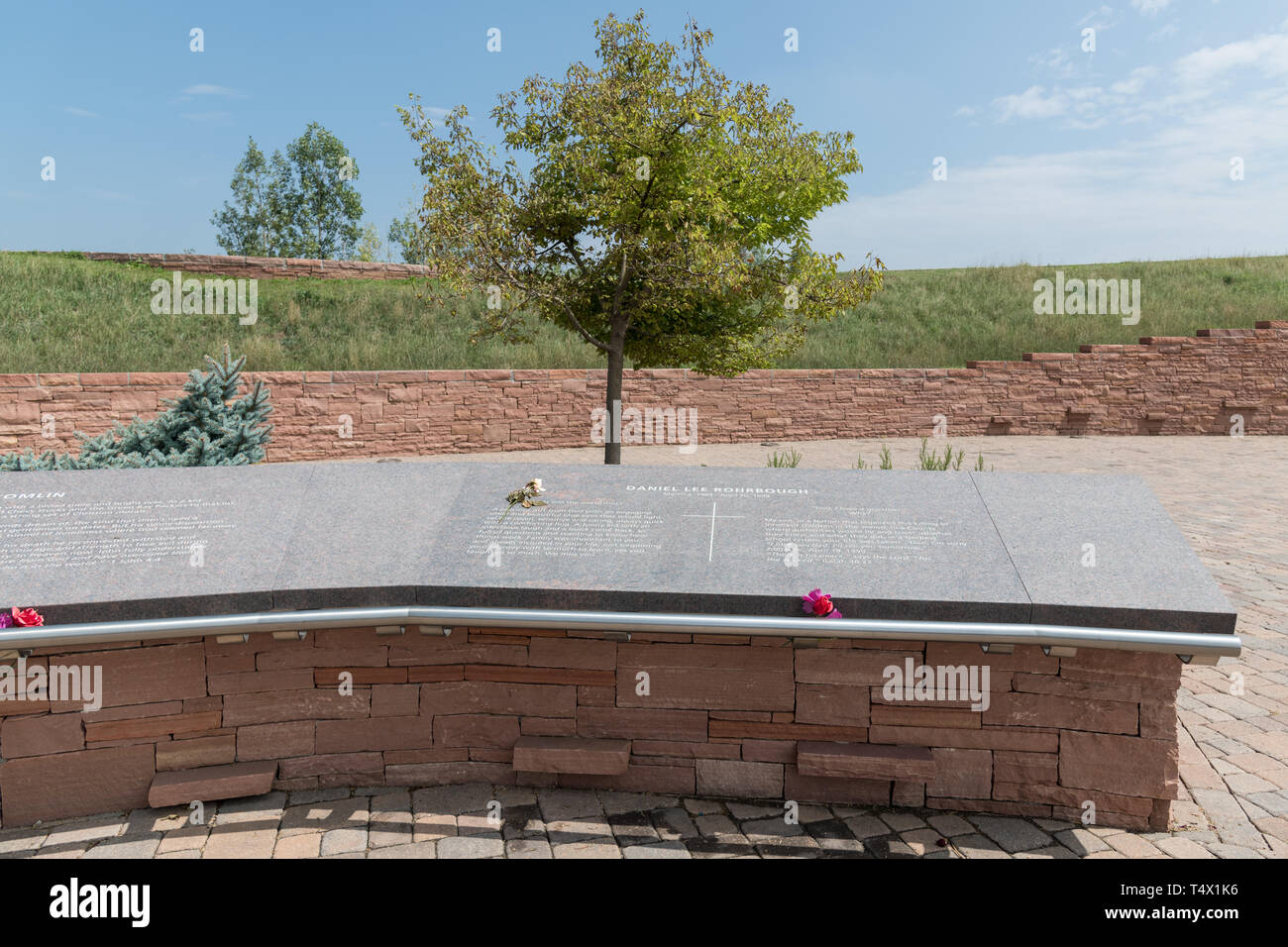 Die Gedenkstatte Fur Die Opfer Der Columbine High School Massenerschiessungen In Littleton Colorado Das Denkmal Ehrt Die 12 Schuler Und Ein Lehrer Am 20 April Getotet 1999 Von Shootern Eric Harris Und