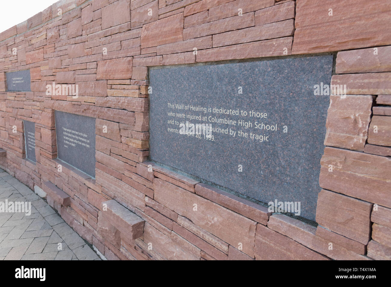 Die Gedenkstatte Fur Die Opfer Der Columbine High School Massenerschiessungen In Littleton Colorado Das Denkmal Ehrt Die 12 Schuler Und Ein Lehrer Am 20 April Getotet 1999 Von Shootern Eric Harris Und