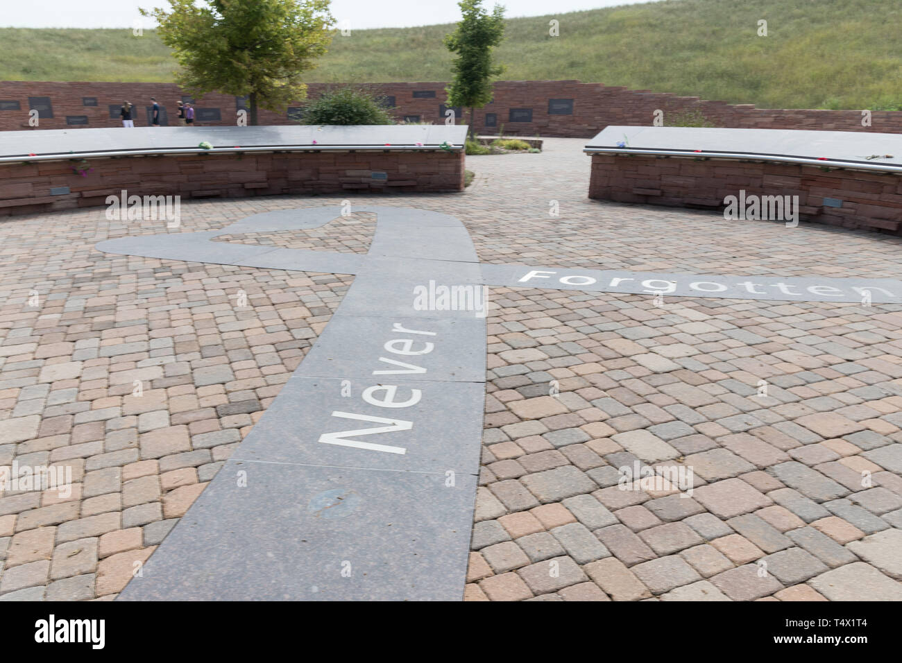 Die Gedenkstatte Fur Die Opfer Der Columbine High School Massenerschiessungen In Littleton Colorado Das Denkmal Ehrt Die 12 Schuler Und Ein Lehrer Am 20 April Getotet 1999 Von Shootern Eric Harris Und