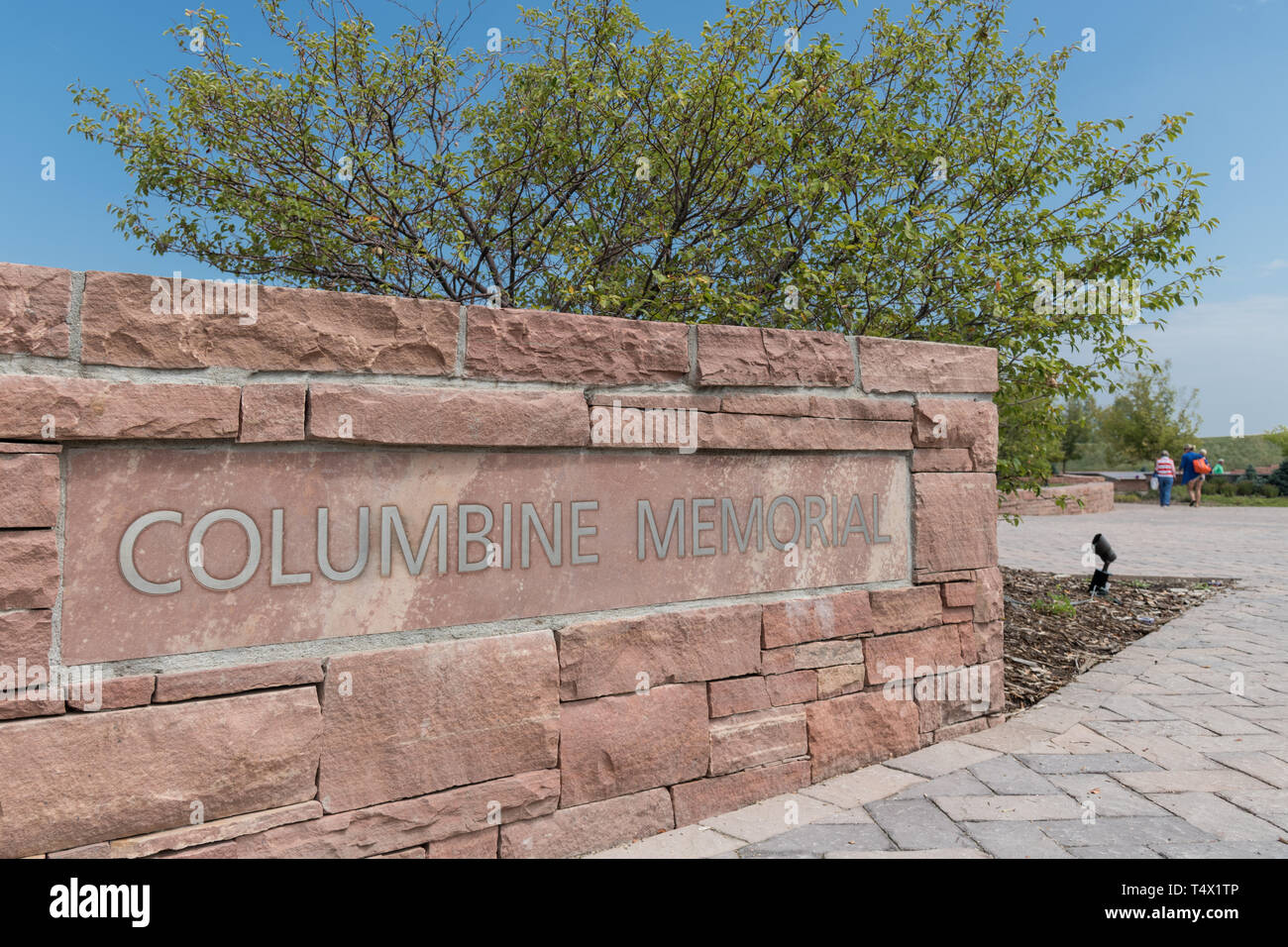 Die Gedenkstatte Fur Die Opfer Der Columbine High School Massenerschiessungen In Littleton Colorado Das Denkmal Ehrt Die 12 Schuler Und Ein Lehrer Am 20 April Getotet 1999 Von Shootern Eric Harris Und