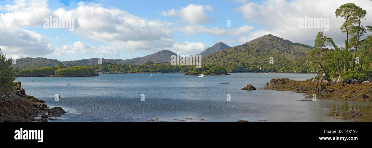 Blick auf Gowlbeg und Zuckerhut mit Friar's und Rinde Inseln und Shrone Hügel im Vordergrund am Ufer des Bambus Park Glengarrif Stockfoto