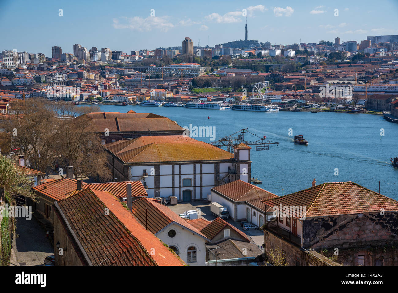 Der Blick auf das Alfandega-Gebäude, das als Zollhaus genutzt wurde, wird heute als Kongress- und Ausstellungszentrum in der Innenstadt von Porto genutzt Stockfoto