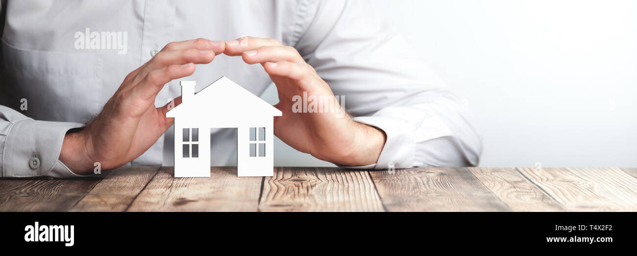 Schutz der Hände über Haus - Startseite Sicherheit und Schutz Konzept Stockfoto Schutz der Hände über Haus - Startseite Sicherheit und Schutz Konzept Stockfoto