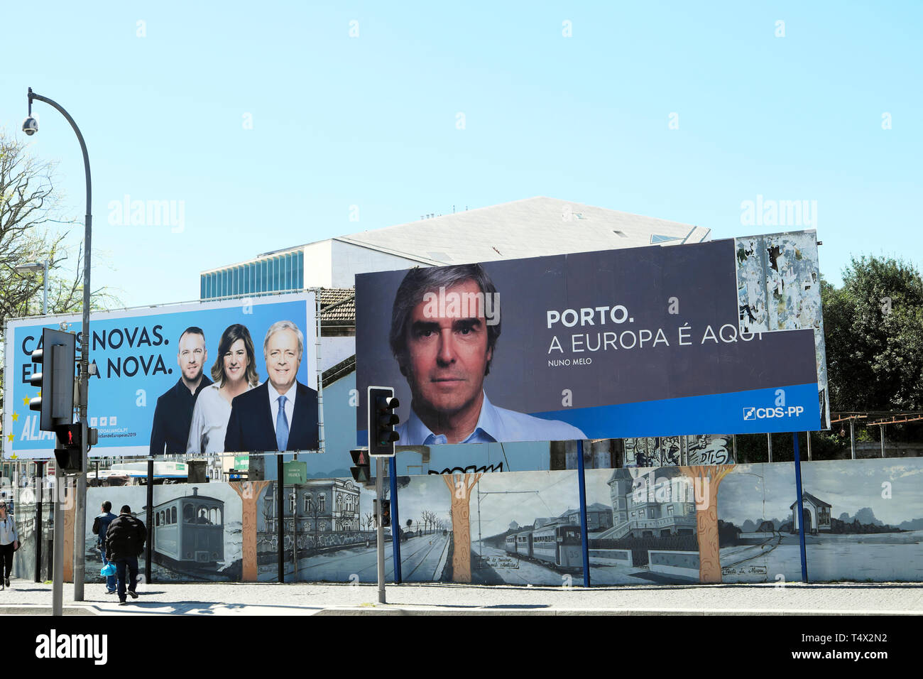 Portugiesische Europaabgeordnete Nuno Melo auf einer Plakatwand in der Innenstadt von Porto Straße neben der Aliança Poster 2019 Europawahlen Portugal Europa EU-KATHY DEWITT Stockfoto