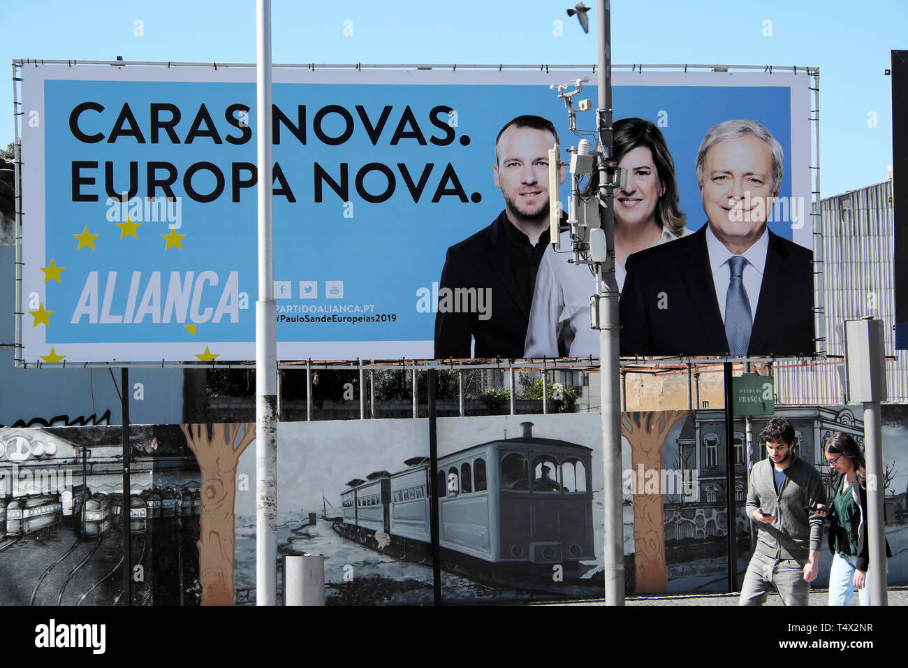 Neue Gesichter, neue Europa Caras - Novas, Europa Nova Aliança Mitte rechts Allianz politische Partei Poster auf Anzeige März 2019 in der Straße Porto Portugal Stockfoto