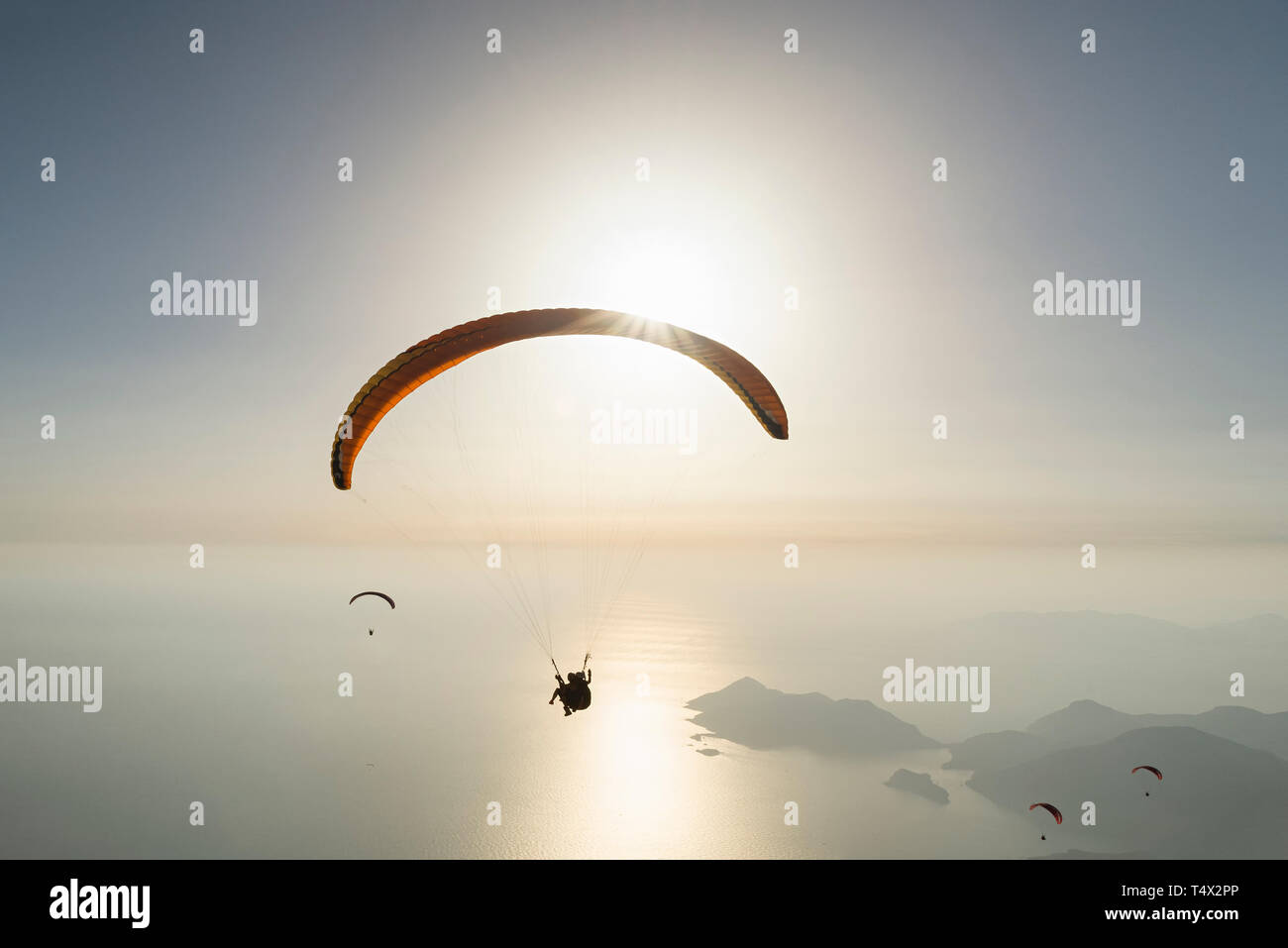 Paragliding über das Meer bei Sonnenuntergang Stockfoto