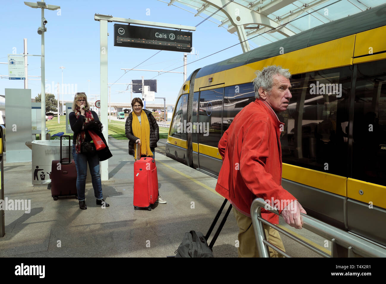 Passagiere mit Gepäck warten am Bahnsteig an Francisco Sa Carneiro Airport für die U-Bahn zum Stadtzentrum von Porto Portugal KATHY DEWITT Stockfoto