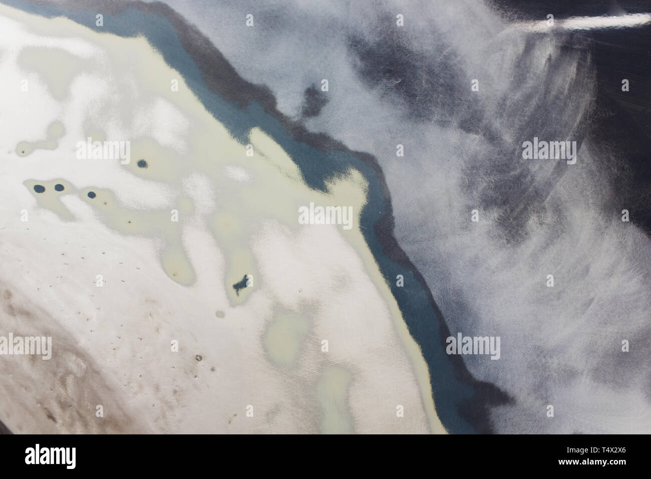 Vorbereitung für die Lackierung eines Autos mit schmirgel Absender ein Service Techniker, Nivellierung, bevor Sie eine Grundierung nach der Beschädigung auf einen Teil des Bsb Stockfoto