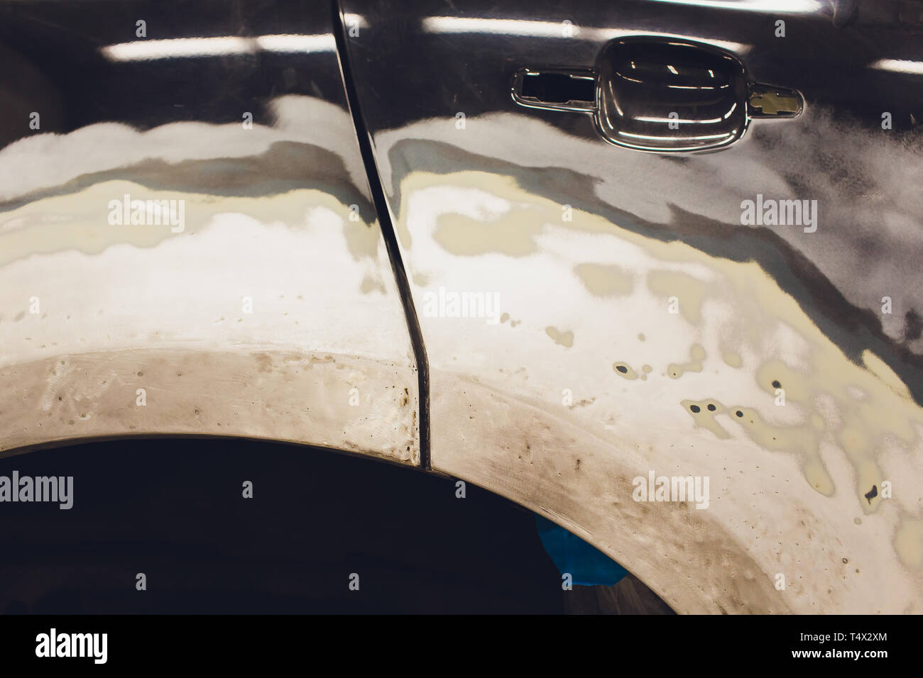 Vorbereitung für die Lackierung eines Autos mit schmirgel Absender ein Service Techniker, Nivellierung, bevor Sie eine Grundierung nach der Beschädigung auf einen Teil des Bsb Stockfoto