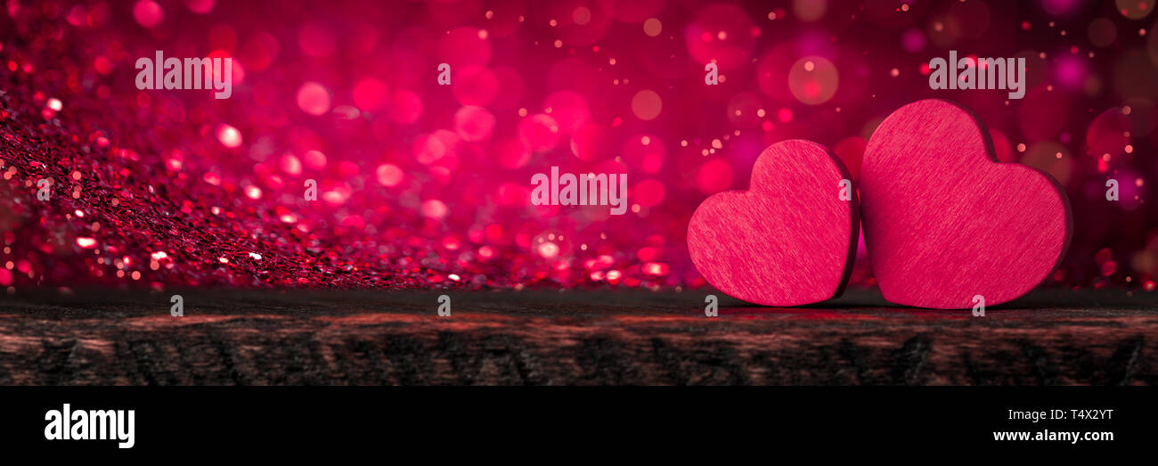 Zwei Herzen Auf Einem Glitzer Hintergrund Stockfotografie Alamy