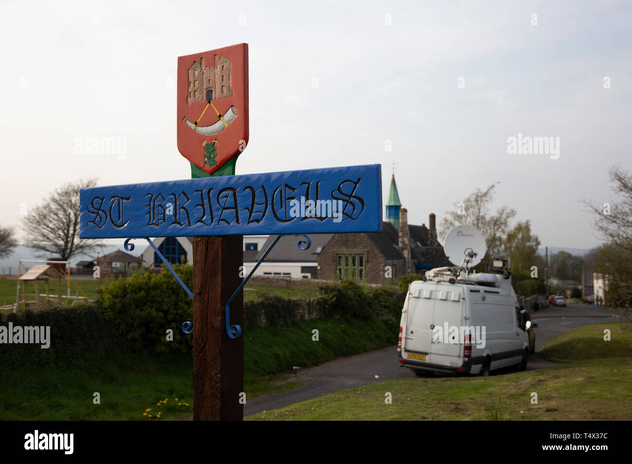 St Briavels Ortsschild mit BBC-Lkw im Hintergrund Stockfoto