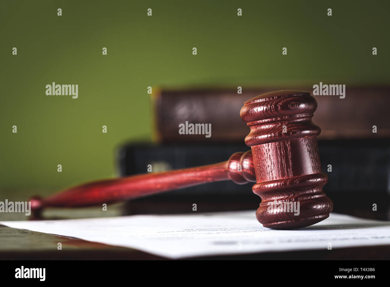 Hölzerne Hammer und Bücher auf Holztisch, Begriff Stockfoto