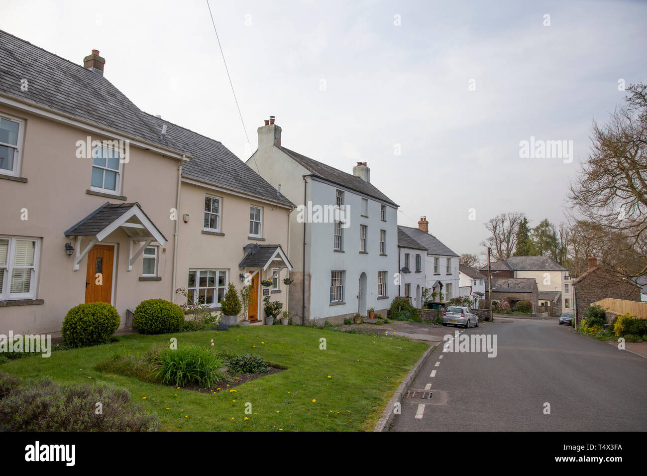 High Street in St Briavels, Wald von Dean. Unbekannte Person hat auf CCTV werfen Säure über Autos vom Kuratorium der Assembly Rooms gefangen wurden. Stockfoto