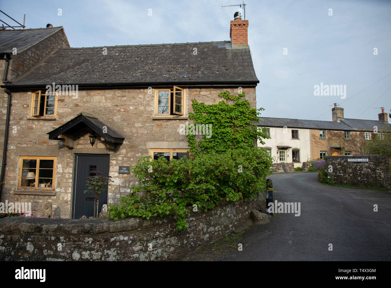 St Briavels Wald von Dean, idyllisches Dorf in der Säure Angriff auf Autos Sturm. Dies ist eine typische Straßenszene in das malerische Ortszentrum. Stockfoto