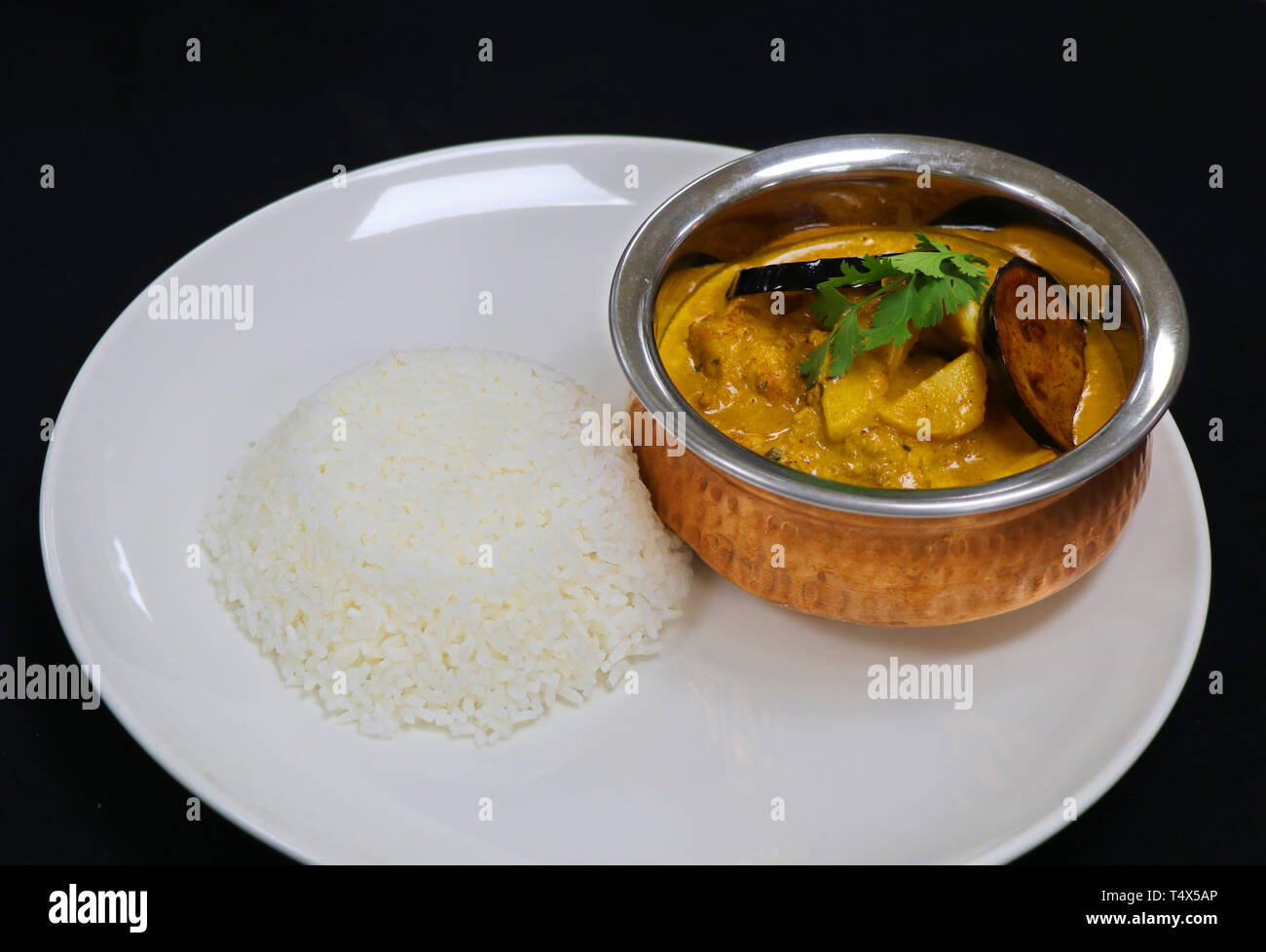 Gelbes Thai Chicken Curry mit Jasmin Reis Stockfoto