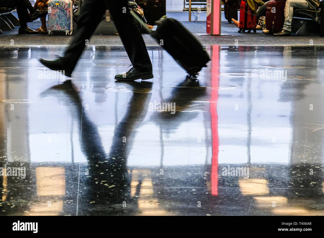 Unscharfe Bilder von Reisenden zu Fuß im Flughafen und Menschen in den Wartebereich Stockfoto