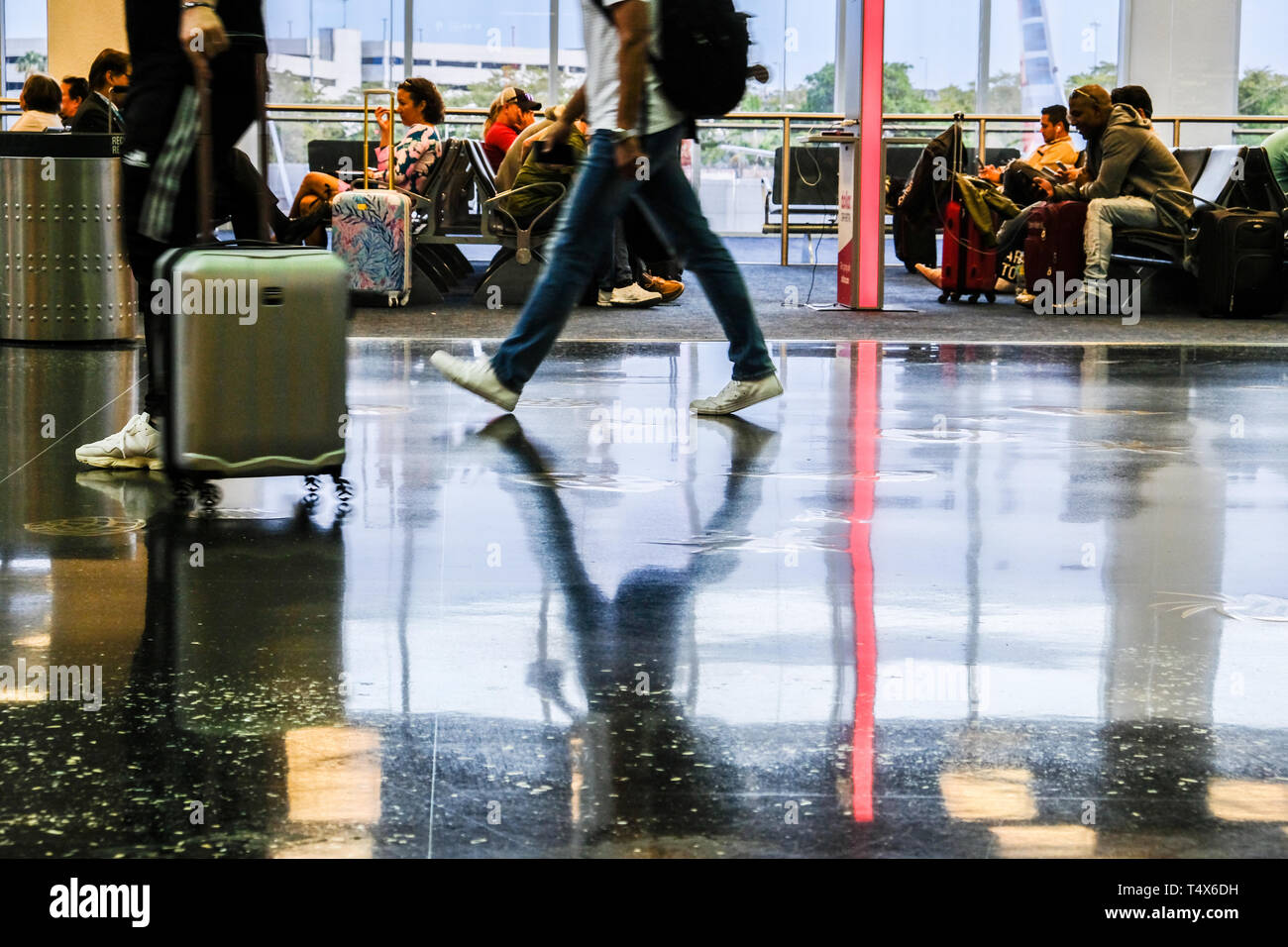 Unscharfe Bilder von Reisenden zu Fuß im Flughafen und Menschen in den Wartebereich Stockfoto