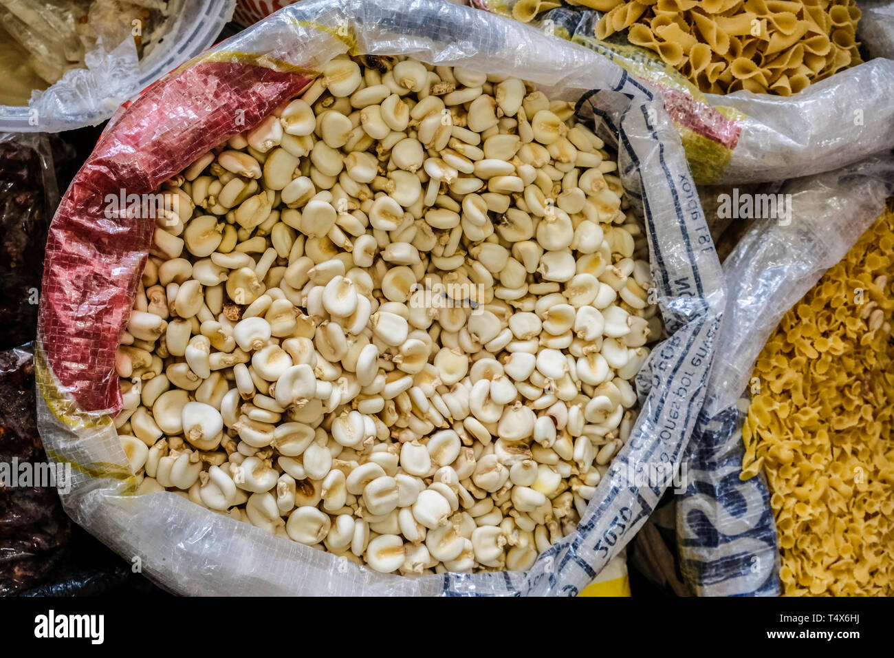Beutel der trockenen Hühneraugen und Pasta zum Verkauf in Bauernmarkt in Ecuador Stockfoto
