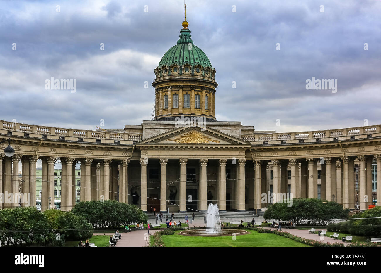 Sankt Petersburg, Russland - Oktober 05, 2015: Außen der Kasaner Kathedrale, auf St. Petersburg Nevsky Prospekt, durch Kehren arc Unterschieden-förmige Co Stockfoto
