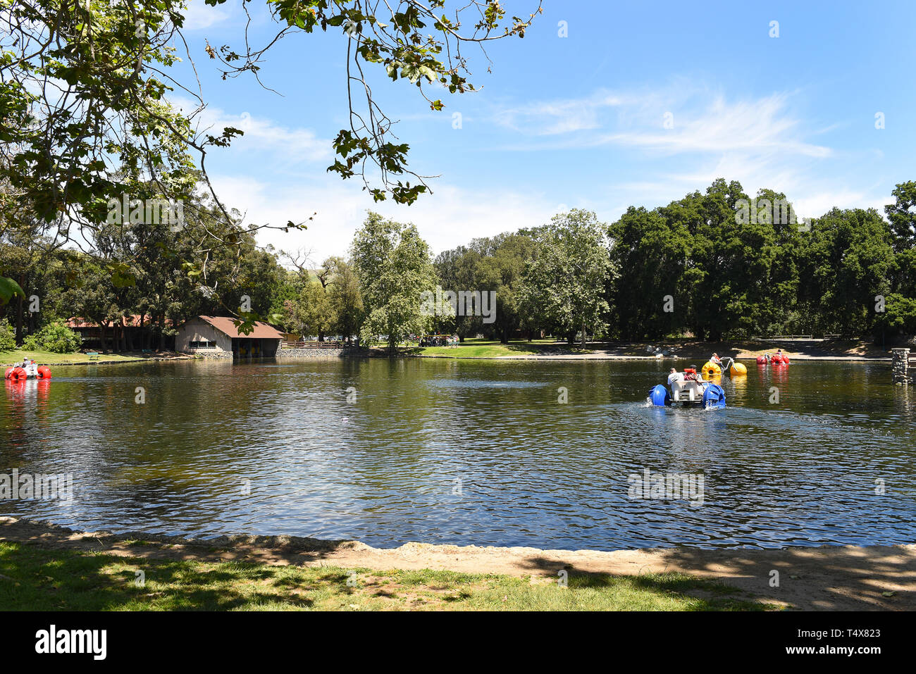 ORANGE, Kalifornien - 18. APRIL 2019: See in Irvine Park in Orange, Kalifornien, einem 160 Hektar großen Park wurde die countys, die erste regionale Park im Jahre 1897. Stockfoto