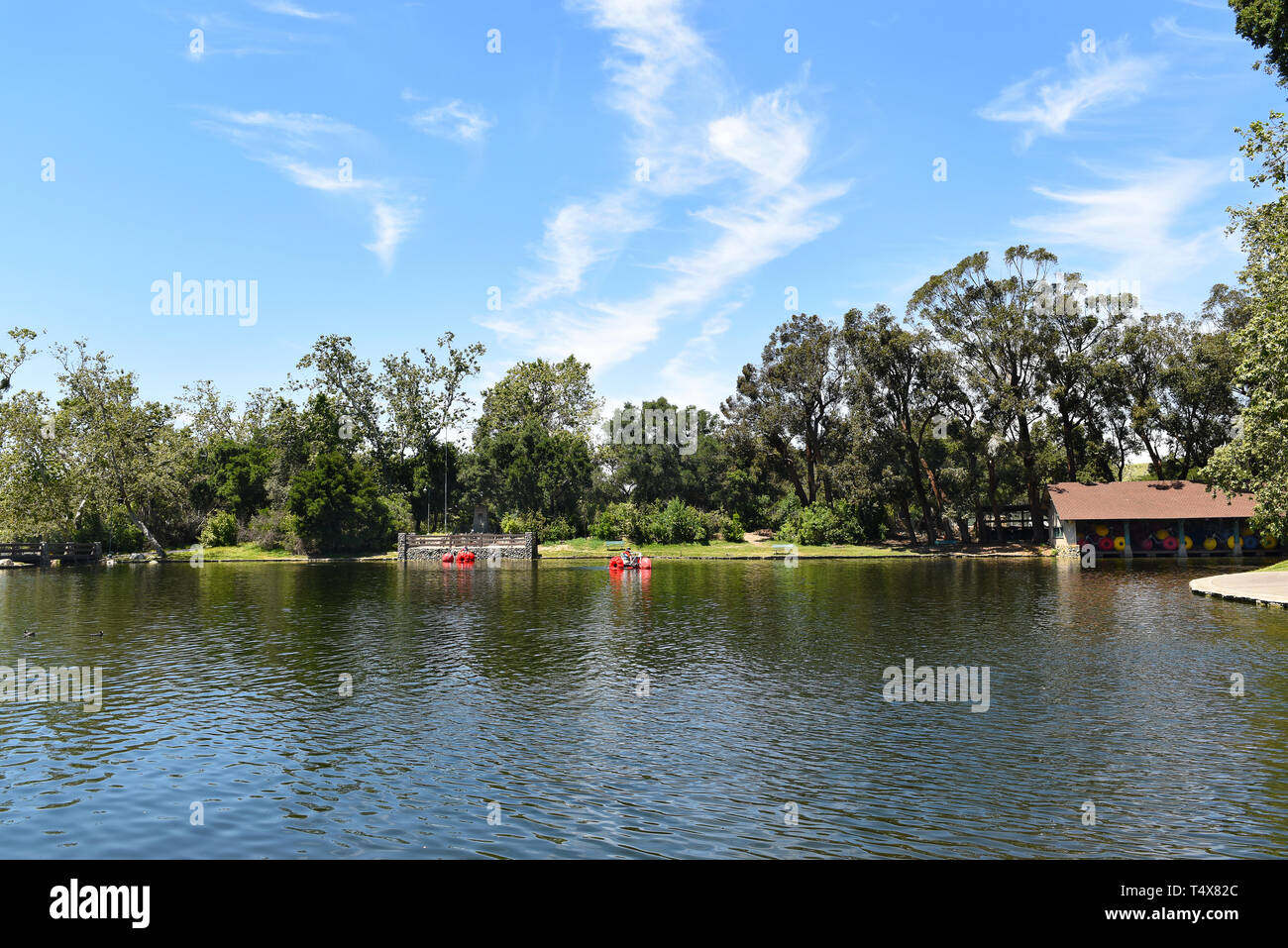 ORANGE, Kalifornien - 18. APRIL 2019: See in Irvine Park in Orange, Kalifornien, einem 160 Hektar großen Park wurde die countys, die erste regionale Park im Jahre 1897. Stockfoto