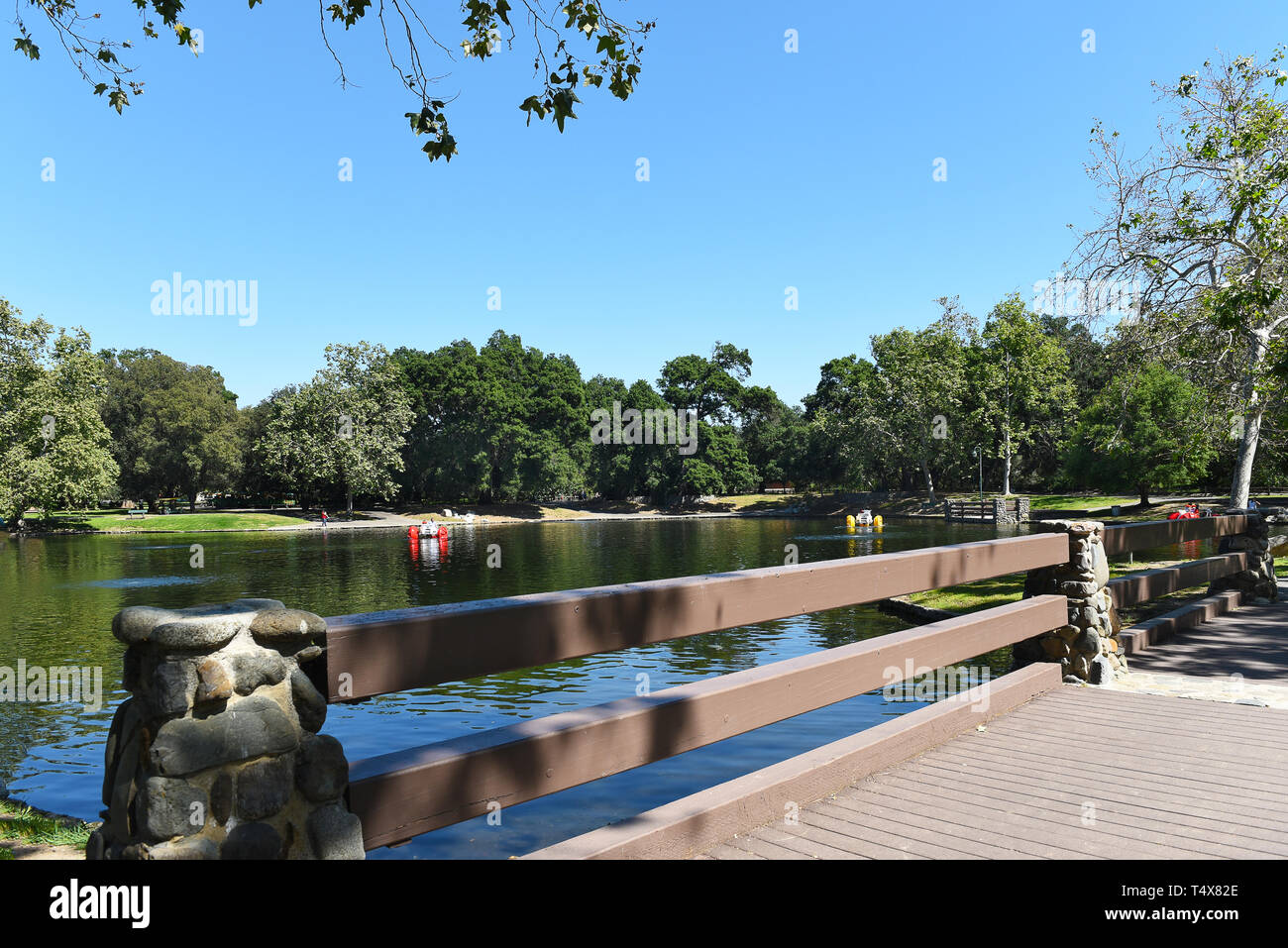 ORANGE, Kalifornien - 18. APRIL 2019: See in Irvine Park in Orange, Kalifornien, einem 160 Hektar großen Park wurde die countys, die erste regionale Park im Jahre 1897. Stockfoto