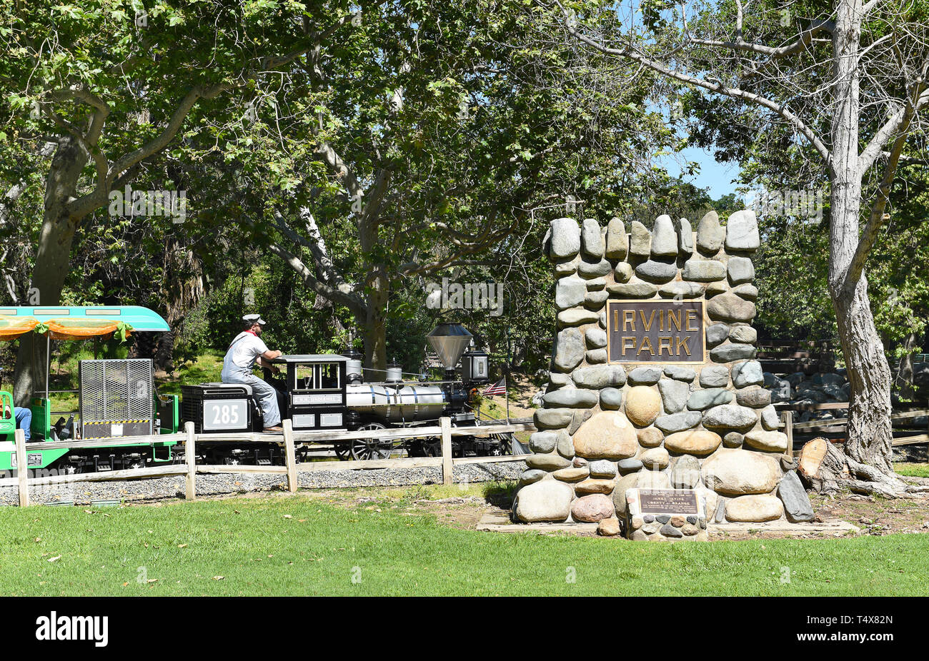 ORANGE, Kalifornien - 18. APRIL 2019: Die Irvine Eisenbahn miniatur Zug fährt durch das Engagement Marker in Irvine Regional Park. Stockfoto