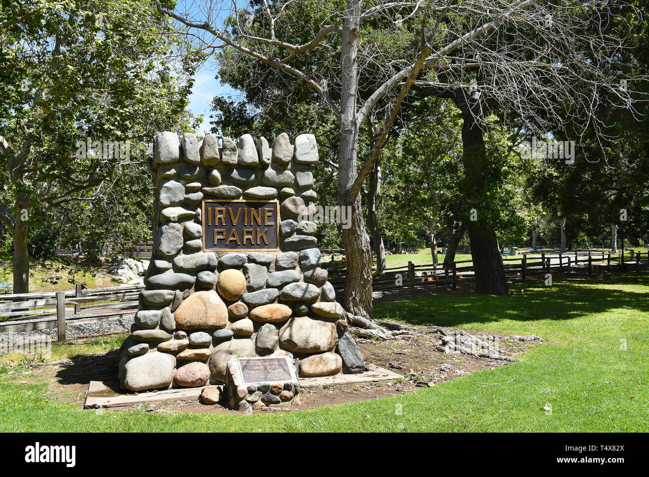 ORANGE, Kalifornien - 18. APRIL 2019: Stein Widmung Marker in Irvine Regional Park in Orange County, Kalifornien. Stockfoto