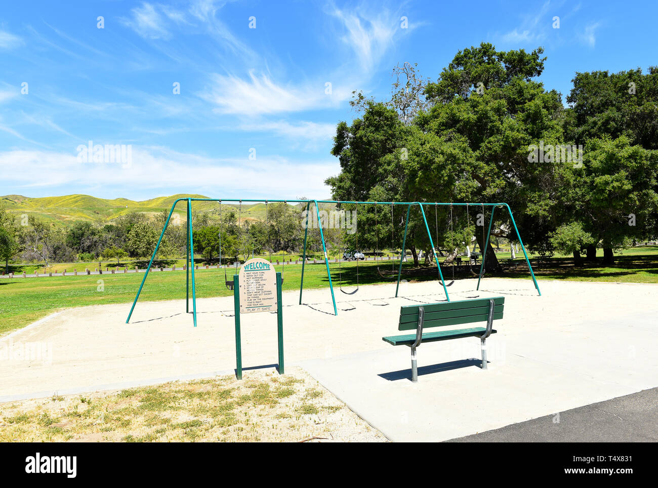 ORANGE, Kalifornien - 18. APRIL 2019: Bereich Spielplatz mit Schaukel an den Irvine Regional Park in Orange County, Kalifornien. Stockfoto