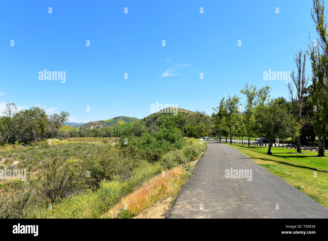 ORANGE, Kalifornien - 18. APRIL 2019: Radweg in Irvine Regional Park in Orange County, Kalifornien. Stockfoto