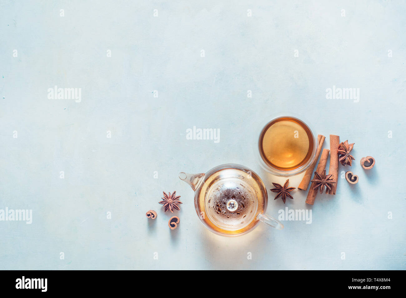 Teekanne aus Glas und Holz Schalen auf einem weißen Hintergrund mit Zimt und Anis Sterne. Minimalistische essen Flach mit Gewürzen. Stockfoto