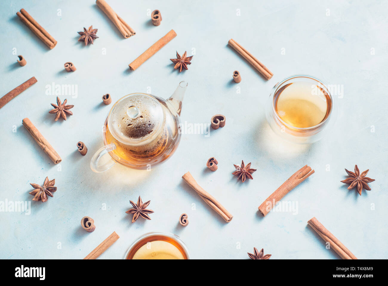 Kreative Kaffee mit Zimt, Anis Sterne, Teekanne und Tee klangschalen auf einen weißen Hintergrund mit kopieren. Heißes Getränk kreativer Kopf. Stockfoto