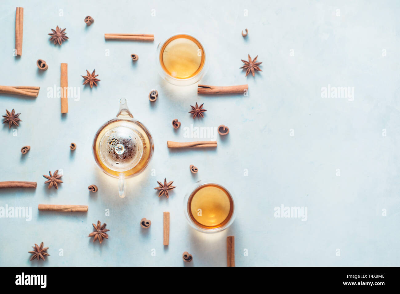 Kreative Kaffee mit Zimt, Anis Sterne, Teekanne und Tee klangschalen auf einen weißen Hintergrund mit kopieren. Heißes Getränk creative Flach. Stockfoto