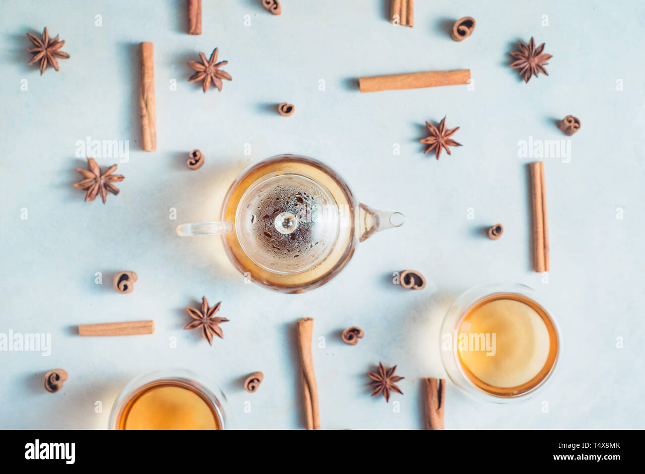 Kreative Kaffee mit Zimt, Anis Sterne, Teekanne und Tee klangschalen auf einen weißen Hintergrund mit kopieren. Heißes Getränk creative Flach. Stockfoto