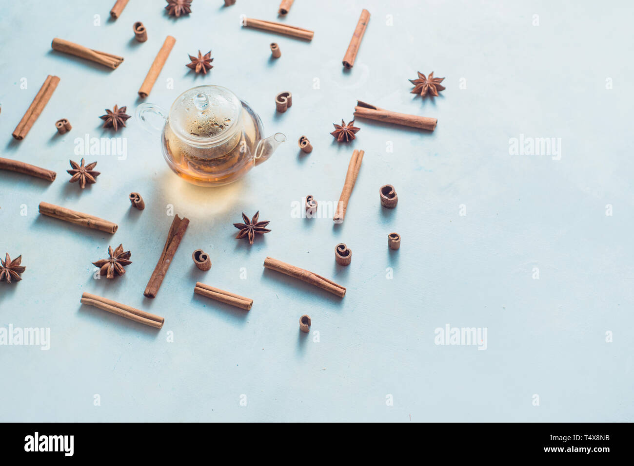 Kreative Kaffee mit Zimt, Anis Sterne, Teekanne und Tee klangschalen auf einen weißen Hintergrund mit kopieren. Heißes Getränk kreativer Kopf. Stockfoto