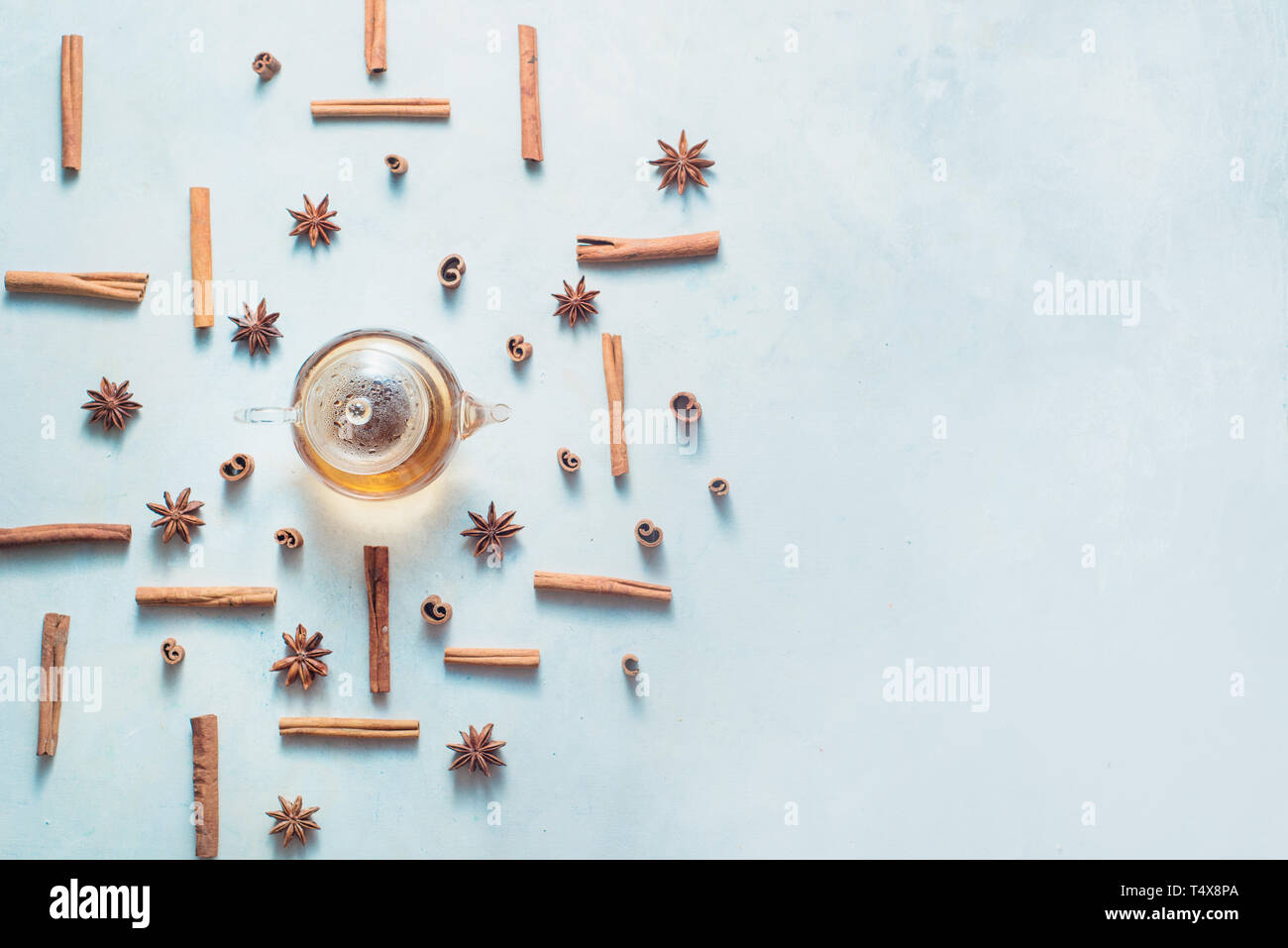 Zimt und Anis Muster mit Teekanne und Kaffee Schalen auf einem weißen Holz- Hintergrund mit kopieren. Heißes Getränk creative Flach. Stockfoto