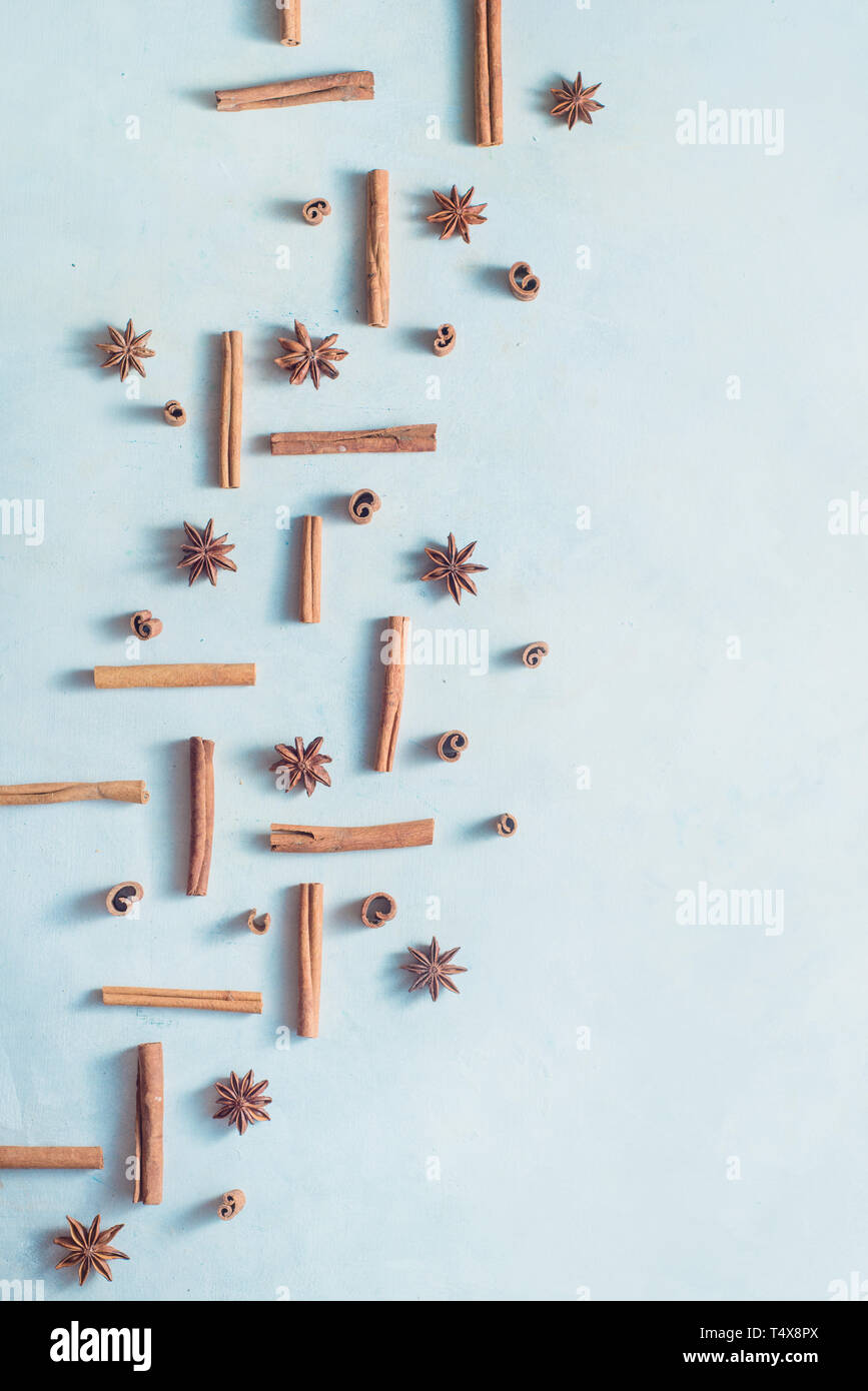 Zimt und Anis Sterne Muster auf weißem Holz- Hintergrund mit kopieren. Kreative Küche flach mit Gewürzen. Stockfoto
