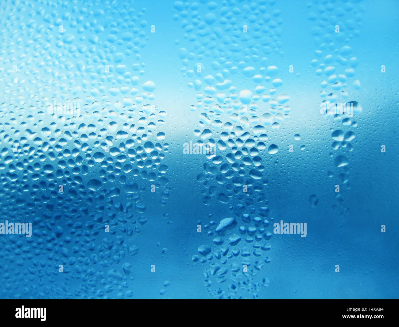 Struktur natürlicher Wasser fällt auf Glas Stockfoto