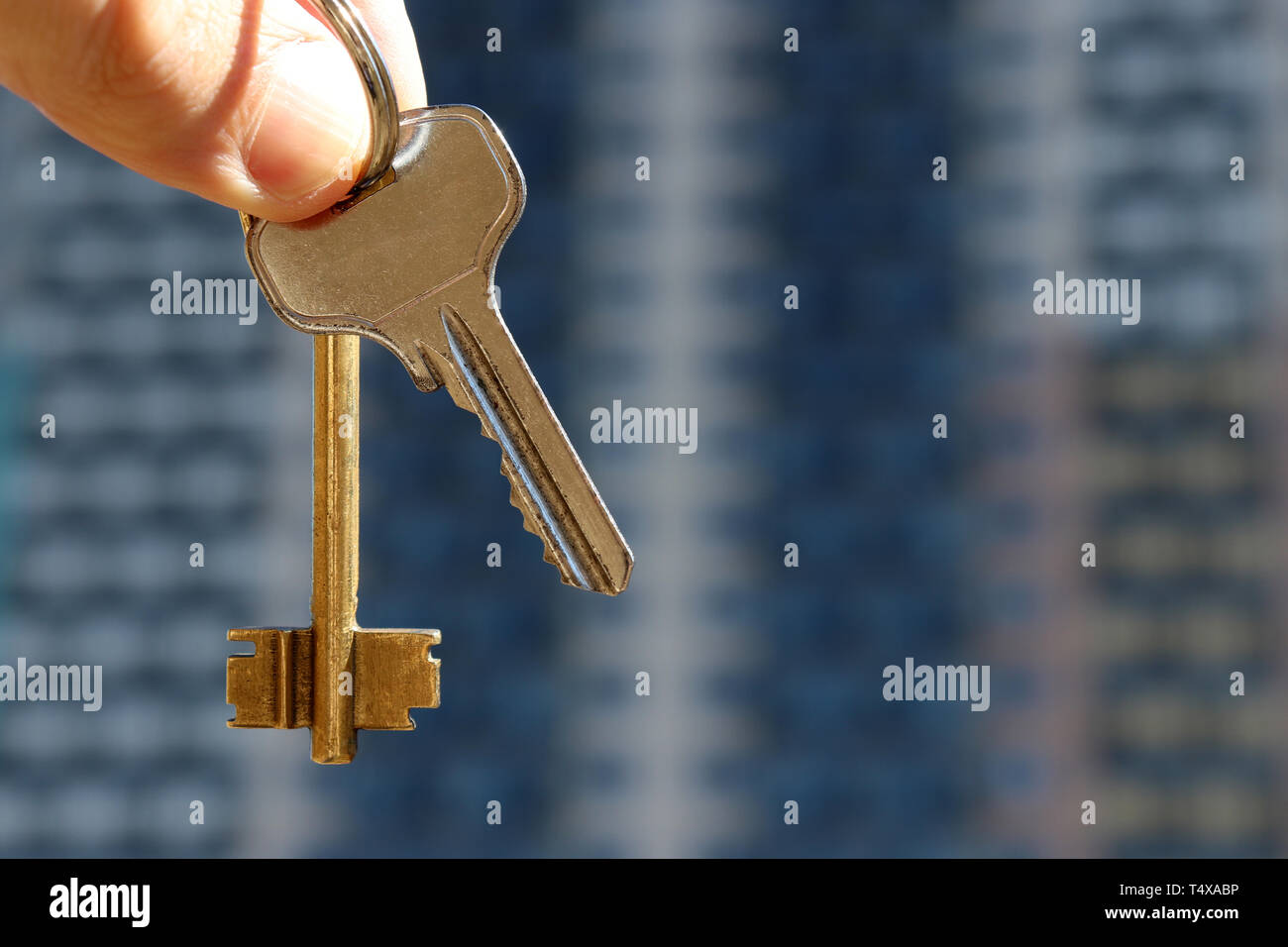 Wohnung Kauf, Immobilienmakler, Haus, Schlüssel auf dem Hintergrund der neuen Wohngebäude. Konzept der Umzug oder Mietobjekt Stockfoto