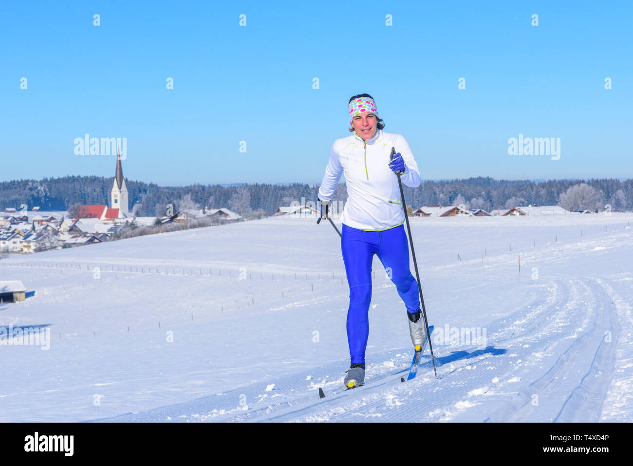 Skifahrerin, länderübergreifende Übung an einem sonnigen Wintertag Stockfoto