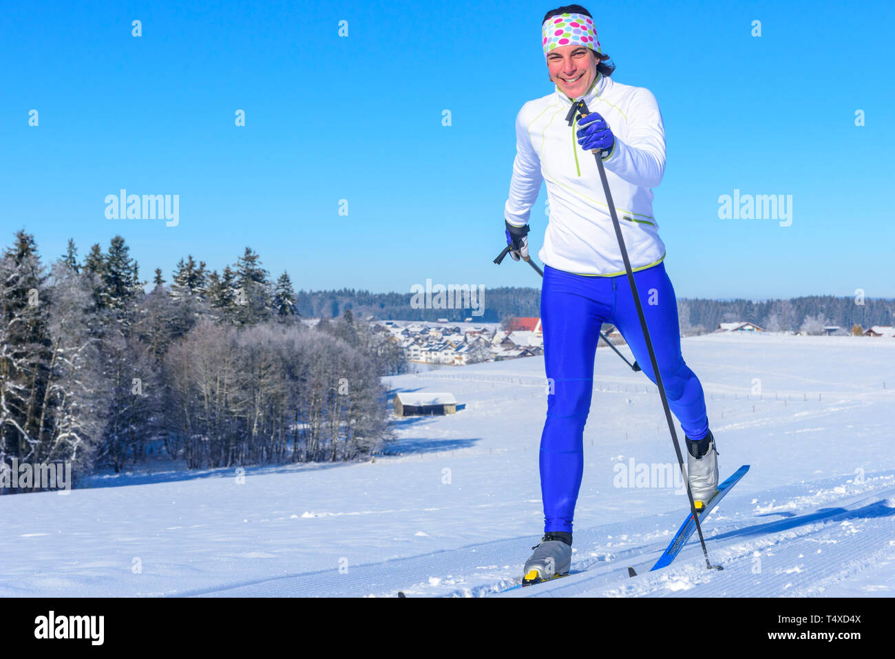 Skifahrerin, länderübergreifende Übung an einem sonnigen Wintertag Stockfoto