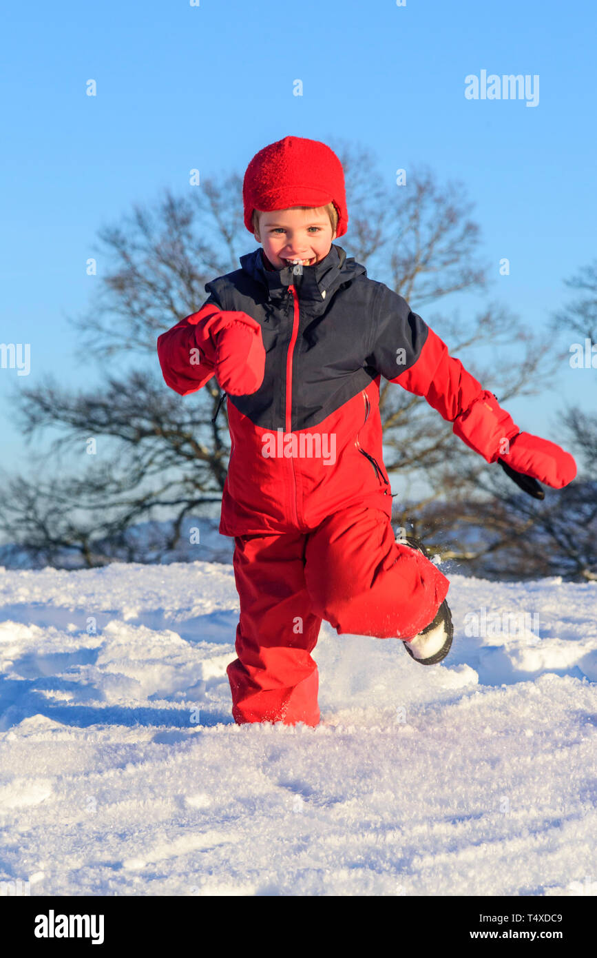 Junge Herumtollen im Schnee Stockfoto