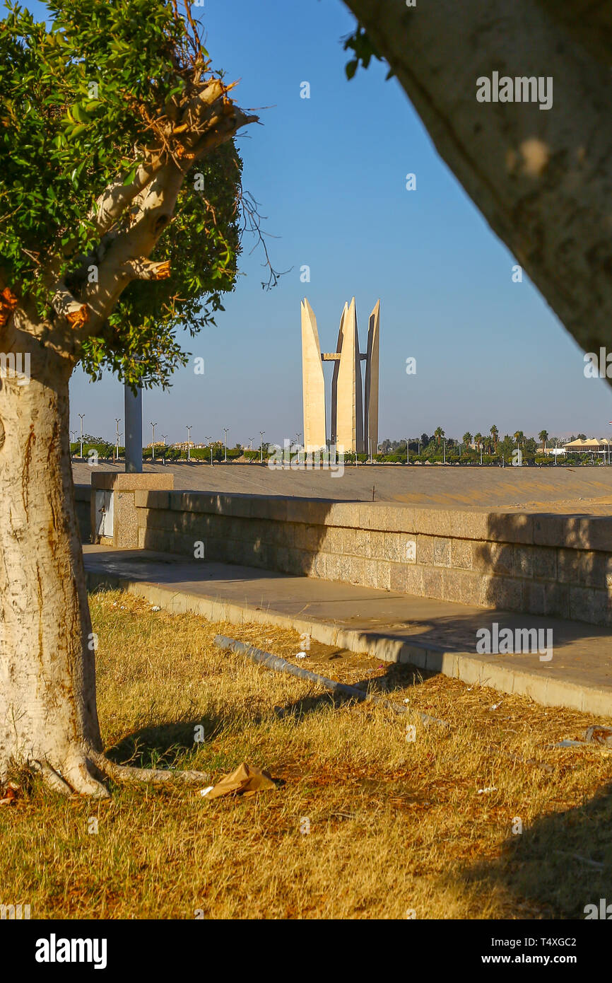 Die "Lotus Flower" Turm, der Egyptian-Russian Friendship Monument zum Gedenken an die Vollendung des Assuan High Dam, Lake Nasser, Ägypten, Afrika Stockfoto