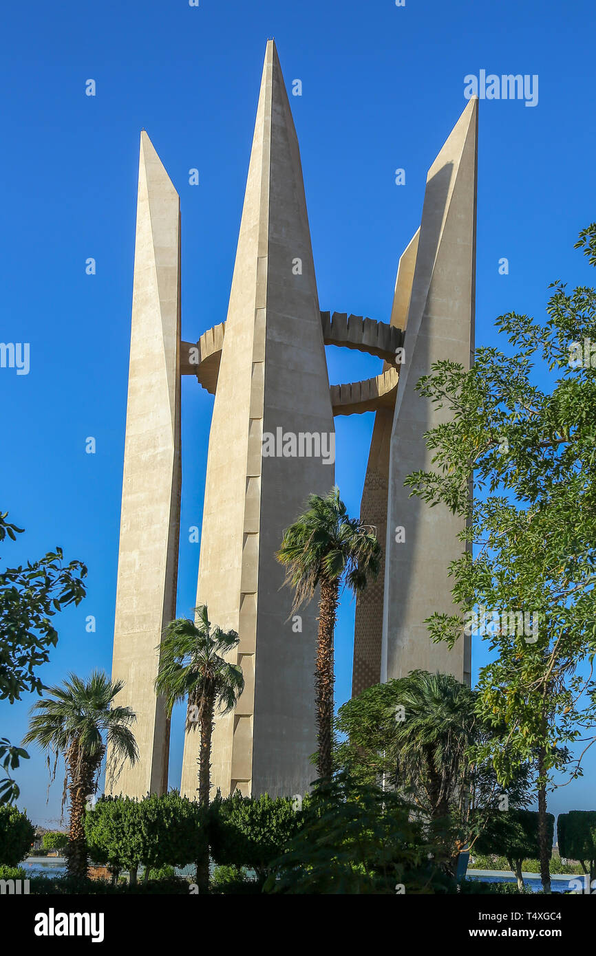 Die "Lotus Flower" Turm, der Egyptian-Russian Friendship Monument zum Gedenken an die Vollendung des Assuan High Dam, Lake Nasser, Ägypten, Afrika Stockfoto